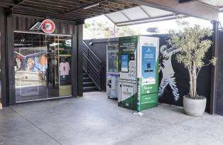 Heineken instalou máquinas que trituram vidros por várias cidades do país.