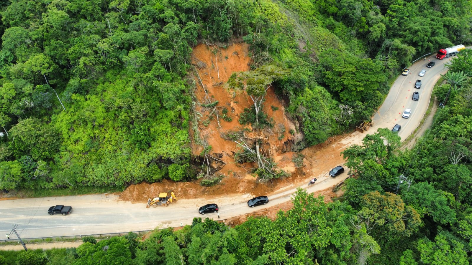 Trecho bloqueado da Rio Santos (BR-101) no litoral norte de São Paulo, após as fortes chuvas que atingiram o estado no Carnaval (Foto: DER-SP)