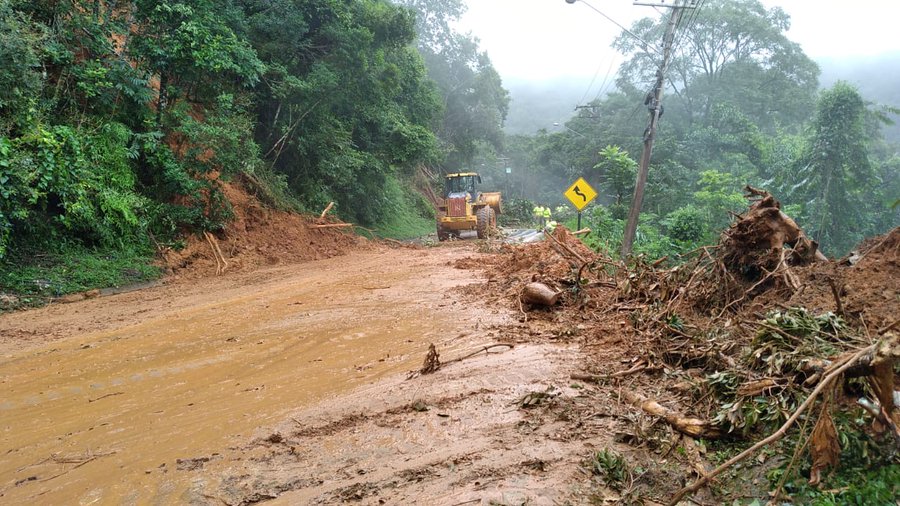 Trecho bloqueado da Rio Santos (BR-101) no litoral norte de São Paulo, após as fortes chuvas que atingiram o estado no Carnaval (Foto: DER-SP)