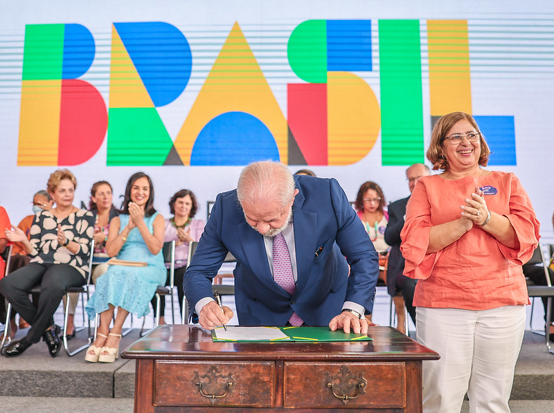 O presidente Luiz Inácio Lula da Silva (PT) durante cerimônia de celebração do Dia Internacional das Mulheres e anúncio de conjunto de ações, com a Ministra das Mulheres, Cida Gonçalves (Foto: Ricardo Stuckert/PR)