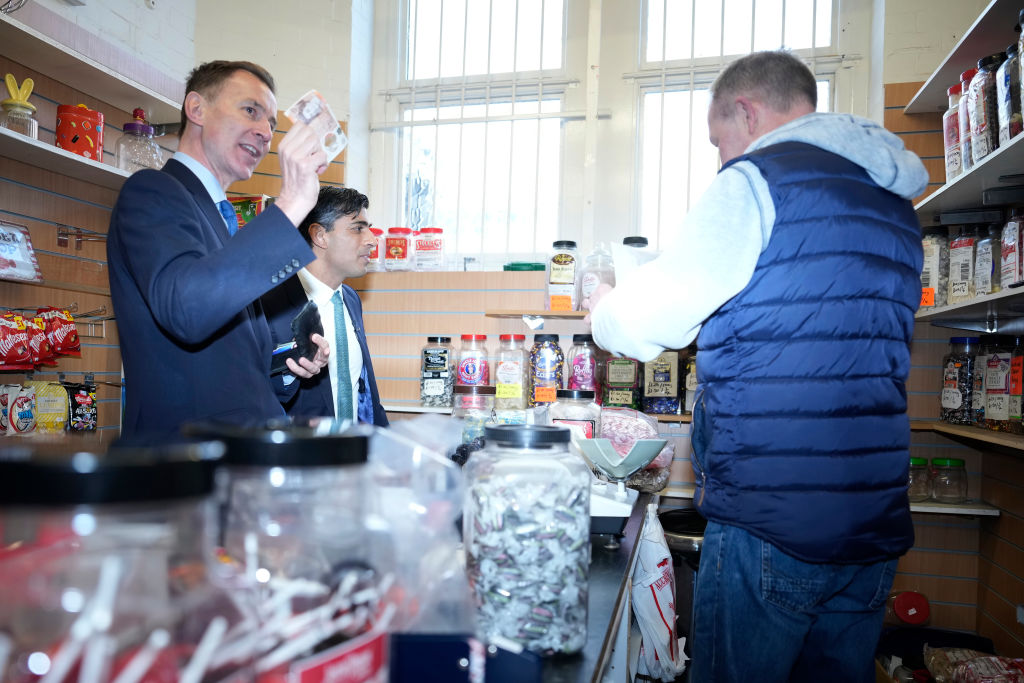 Jeremy Hunt, ministro das Finanças do Reino Unido, e Rishi Sunak, primeiro-ministro britânico, visitam mercado em Accrington, no noroeste da Inglaterra (Christopher Furlong/Getty Images) 