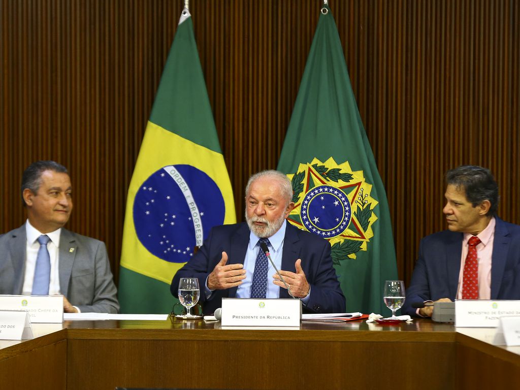 O ministro da Casa Civil, Rui Costa, o presidente Luiz Inácio Lula da Silva e o ministro da Fazenda, Fernando Haddad, durante reunião ministerial, no Palácio do Planalto. (Foto: Marcelo Camargo/Agência Brasil)