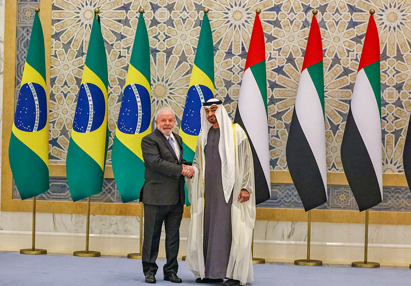 Luiz Inácio Lula da Silva e o presidente dos Emirados Árabes Unidos e Emir de Abu Dhabi, Xeique Mohammed bin Zayed Al Nahyan, em encontro em 15.04.2023 no Palácio Presidencial em Abu Dhabi, Emirados Árabes Unidos (Ricardo Stuckert/PR)

