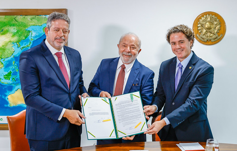 O presidente Luiz Inácio Lula da Silva (PT) entrega o novo marco fiscal para o Congresso Nacional (Foto: Ricardo Stuckert/PR)