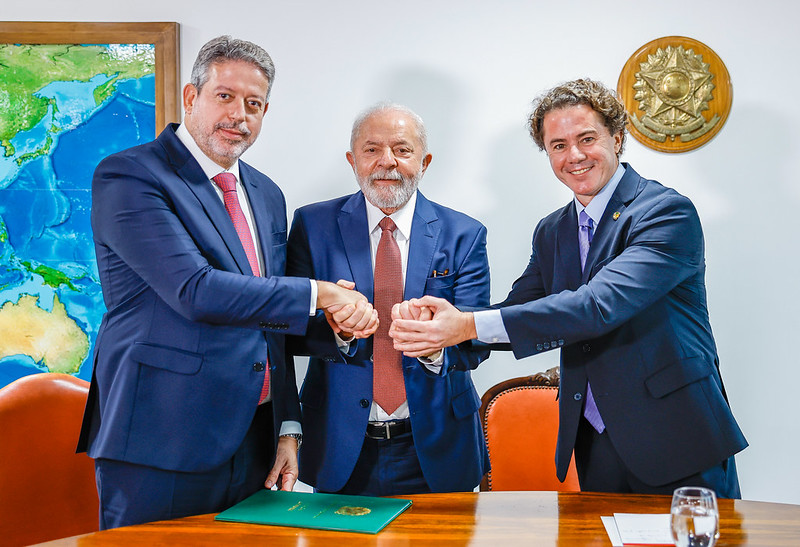 O presidente Luiz Inácio Lula da Silva (PT) entrega o projeto de lei complementar do novo arcabouço fiscal ao presidente da Câmara dos Deputados, Arthur Lira (PP-AL), e o vice-presidente do Senado Federal, Veneziano Vital do Rêgo (Foto: Ricardo Stuckert/PR)