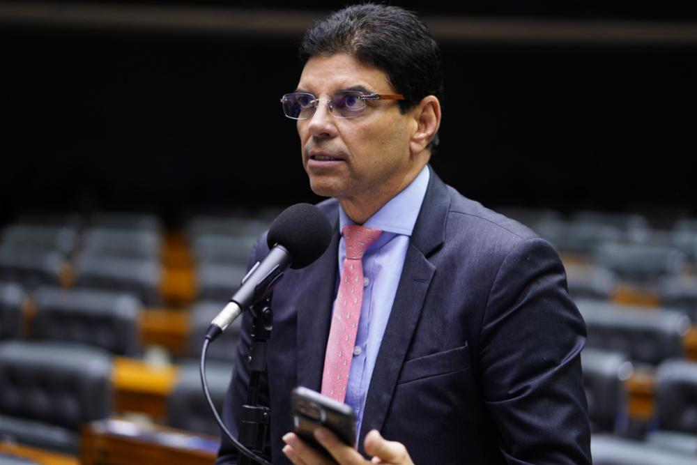 O deputado federal Cláudio Cajado (PP-BA) se manifesta durante sessão plenária (Foto: Pablo Valadares/Câmara dos Deputados)