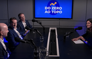 Alexandre, Fernando e RIcarod Heineck, irmãos e sócios, fundadores da Docile, em entrevista a Mariana Amaro para o podcast Do Zero ao Topo