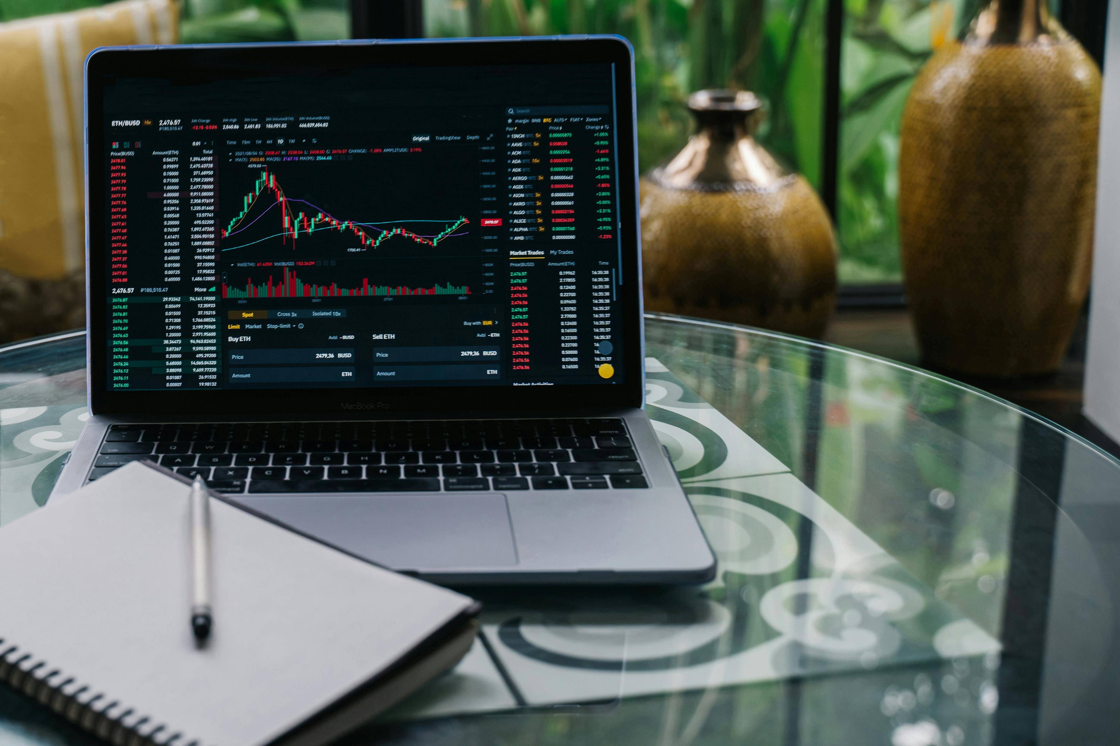 Notebook aberto em aba de negociações da Bolsa