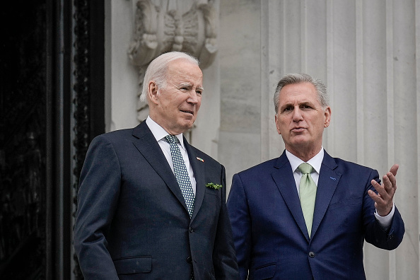 Joe Biden e Kevin McCarthy (Foto:  Drew Angerer/Getty Images)