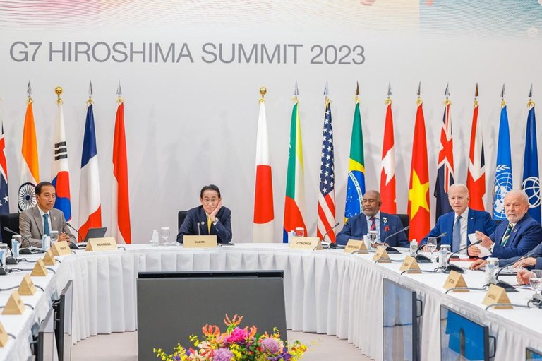 O presidente do Brasil, Luiz Inácio Lula da Silva (PT), ao lado do presidente dos Estados Unidos, Joe Biden, durante sessão de trabalho do G7 no Japão (Foto: Ricardo Stuckert/Presidência da República)