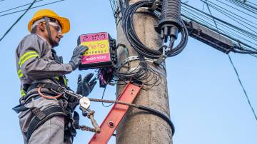 Funcionário da Vero instalando fibra (Divulgação)