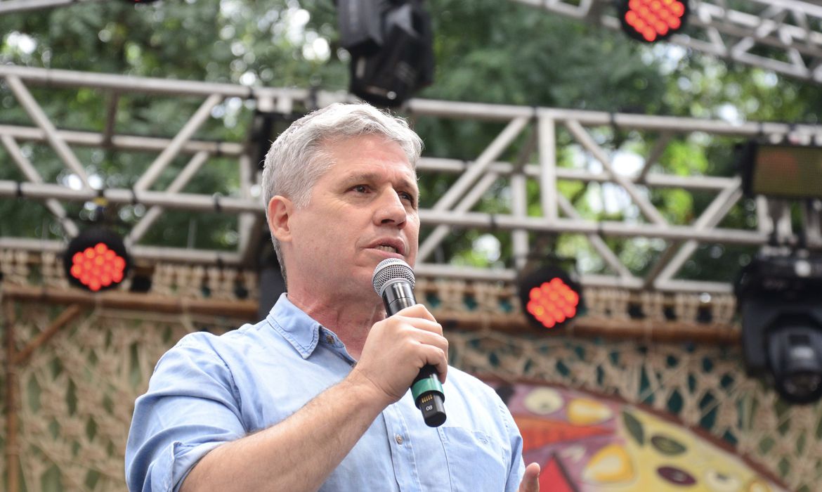 O ministro do Desenvolvimento Agrário e Agricultura Familiar, Paulo Teixeira (PT), discursa em feira do Movimento dos Trabalhadores Rurais sem Terra (MST), em São Paulo (Foto: Ascom/MDA)