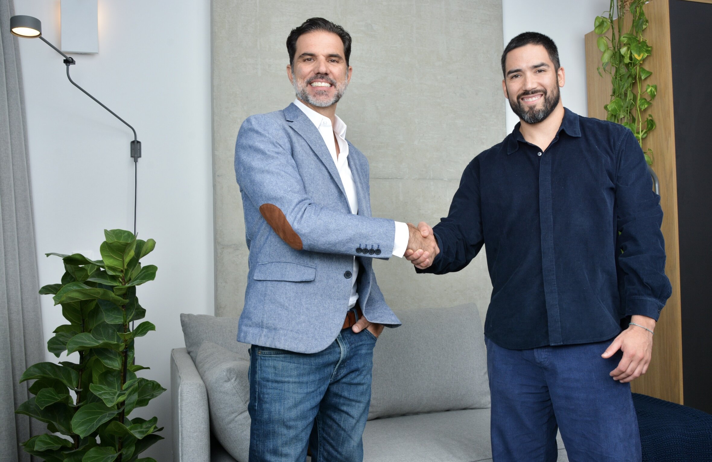 Cristiano Viola, diretor de Operações da Greystar no Brasil (esquerda), e Fernando Oporto, diretor de Operações do QuintoAndar (direita). Foto: Divulgação 