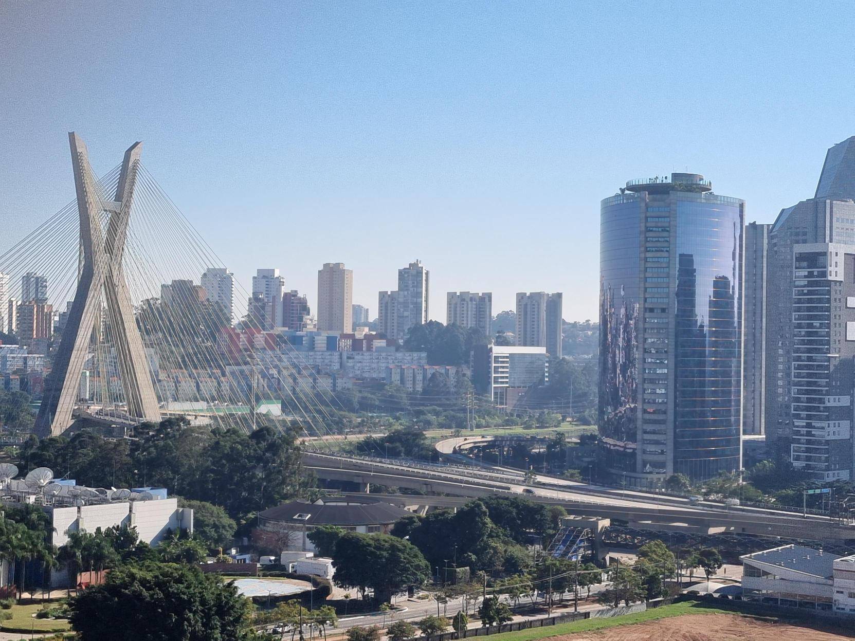 Edifício Tower Bridge (à dir.), que pertence a fundo imobiliário, em frente à ponte estaiada, na zona sul de São Paulo (Foto: Lucas Sampaio/InfoMoney)