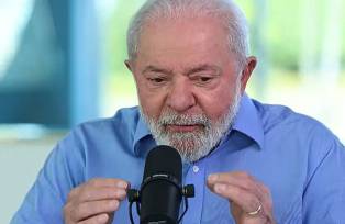 Presidente Lula é entrevistado por Marcos Uchoa no programa Conversa com o Presidente, no Palácio do Alvorada (Reprodução/TV Brasil)
