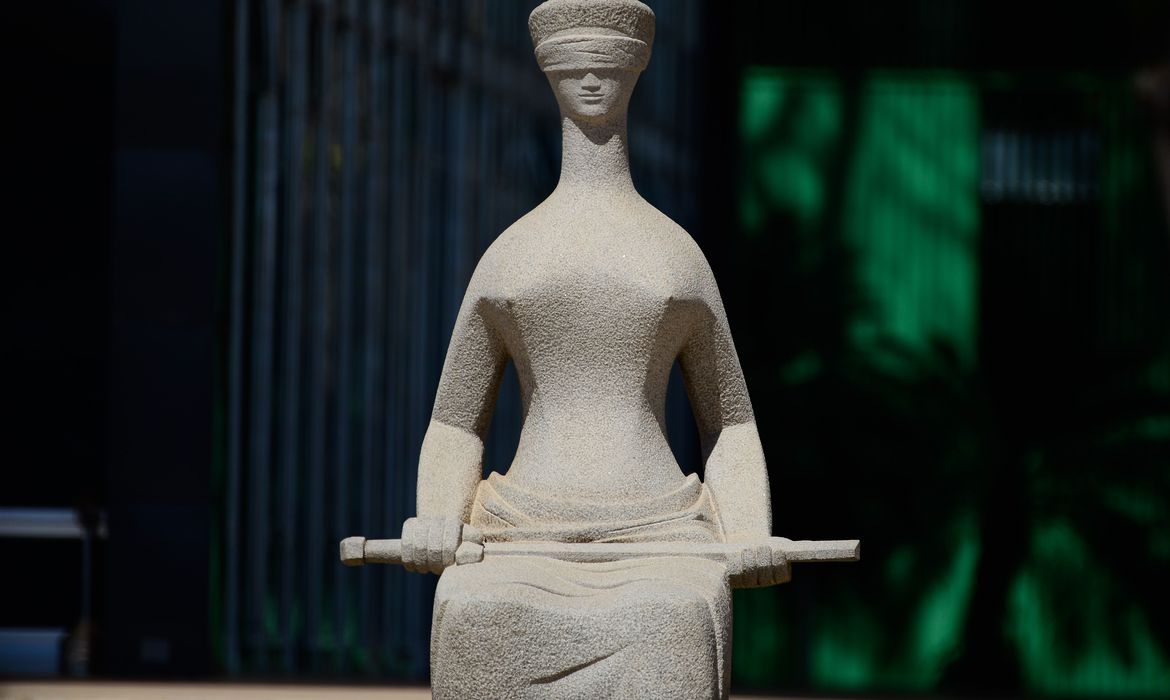 Estátua "A Justiça", escultura de Alfredo Ceschiatti em frente ao edifício-sede do Supremo Tribunal Federal (STF) em Brasília (Foto: Marcello Casal Jr./Agência Brasil)