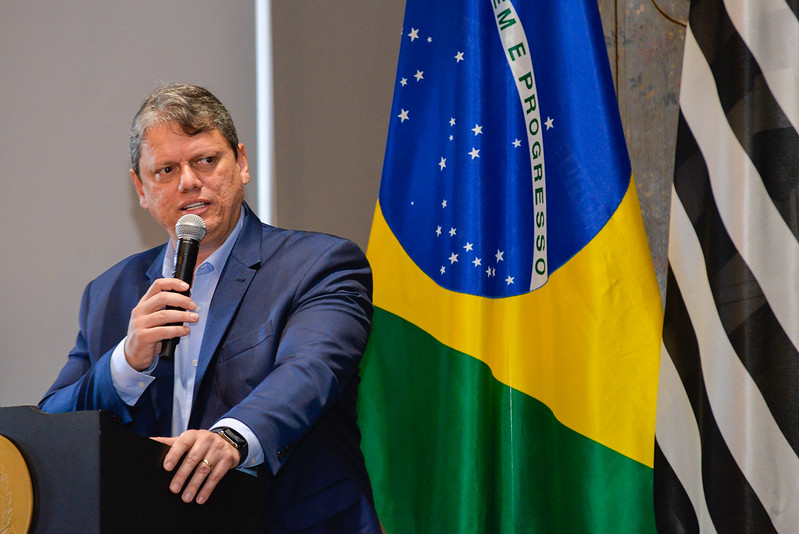 O governador de São Paulo, Tarcísio de Freitas (Republicanos), em cerimônia de assinatura de pagamento de subsídios habitacionais (Foto: Mônica Andrade/Governo do Estado de SP)