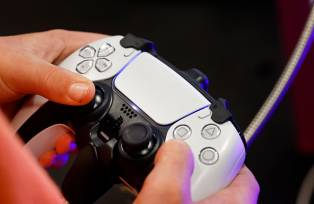 Visitante da Paris Games Week 2022 joga um game do Playstation 5 (Chesnot/Getty Images)
