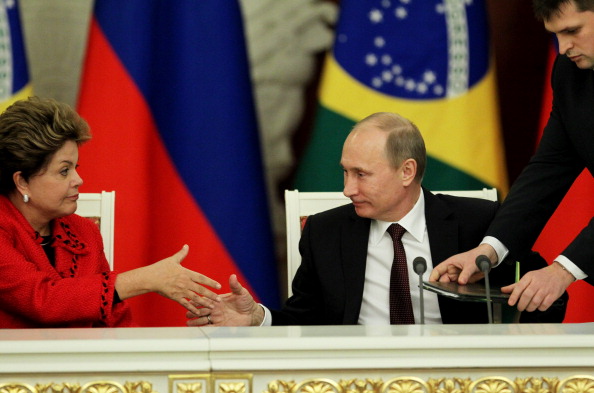 Dilma Rousseff e Vladimir Putin, em encontro em Moscou em 2012 (Foto: Getty Images)