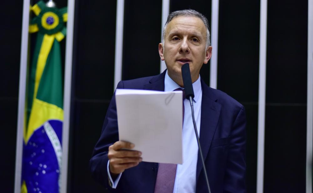 O deputado federal Aguinaldo Ribeiro (PP-PB) lê parecer na tribuna do plenário da Câmara (Foto: Zeca Ribeiro/Câmara dos Deputados)