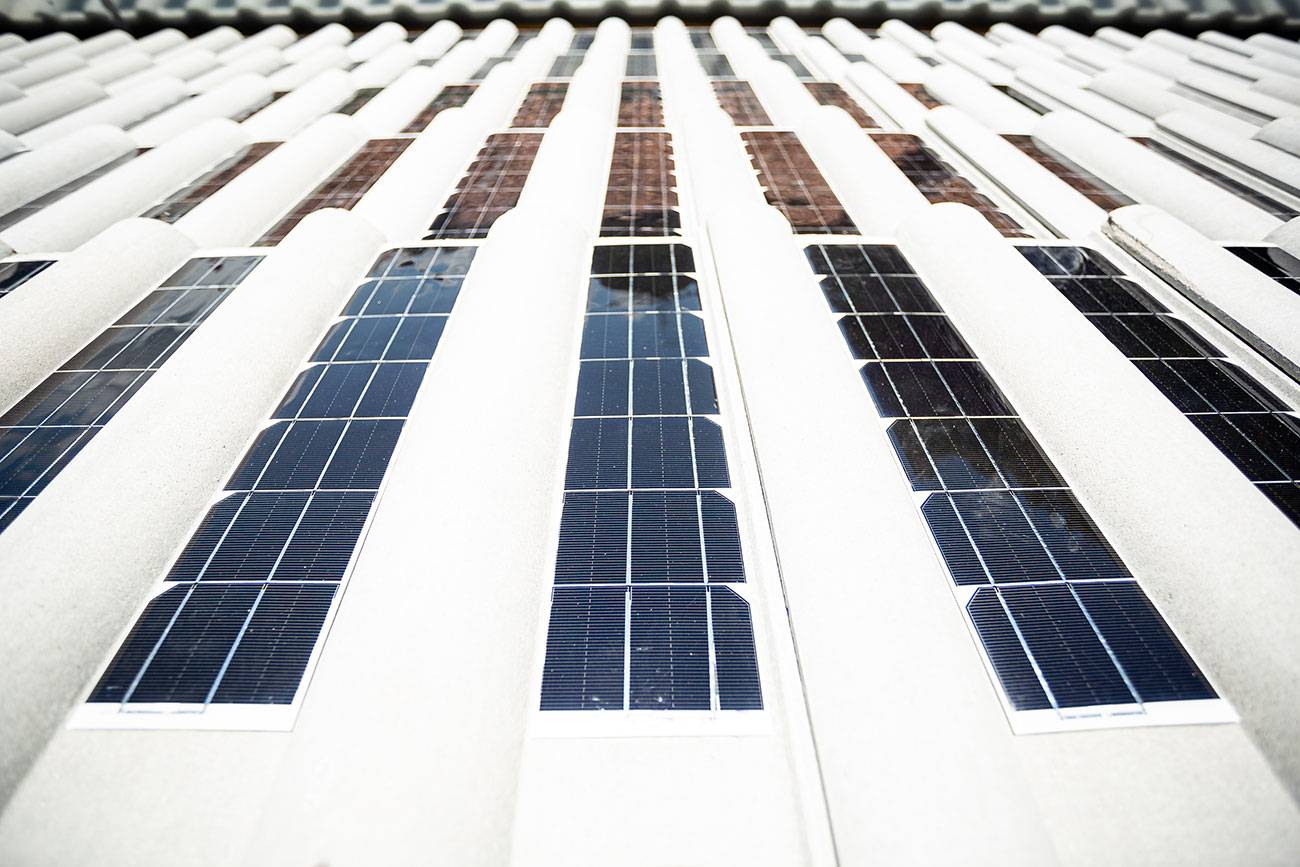 Telhas com placas fotovoltaicas da Eternit: empresa aposta em inovação para fazer turnaround (Foto: Divulgação / Eternit)