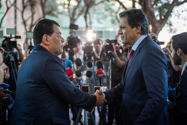 O ministro da Fazenda, Fernando Haddad (PT), e o senador Eduardo Braga (MDB-AM), em coletiva de imprensa (Foto: Diogo Zacarias)