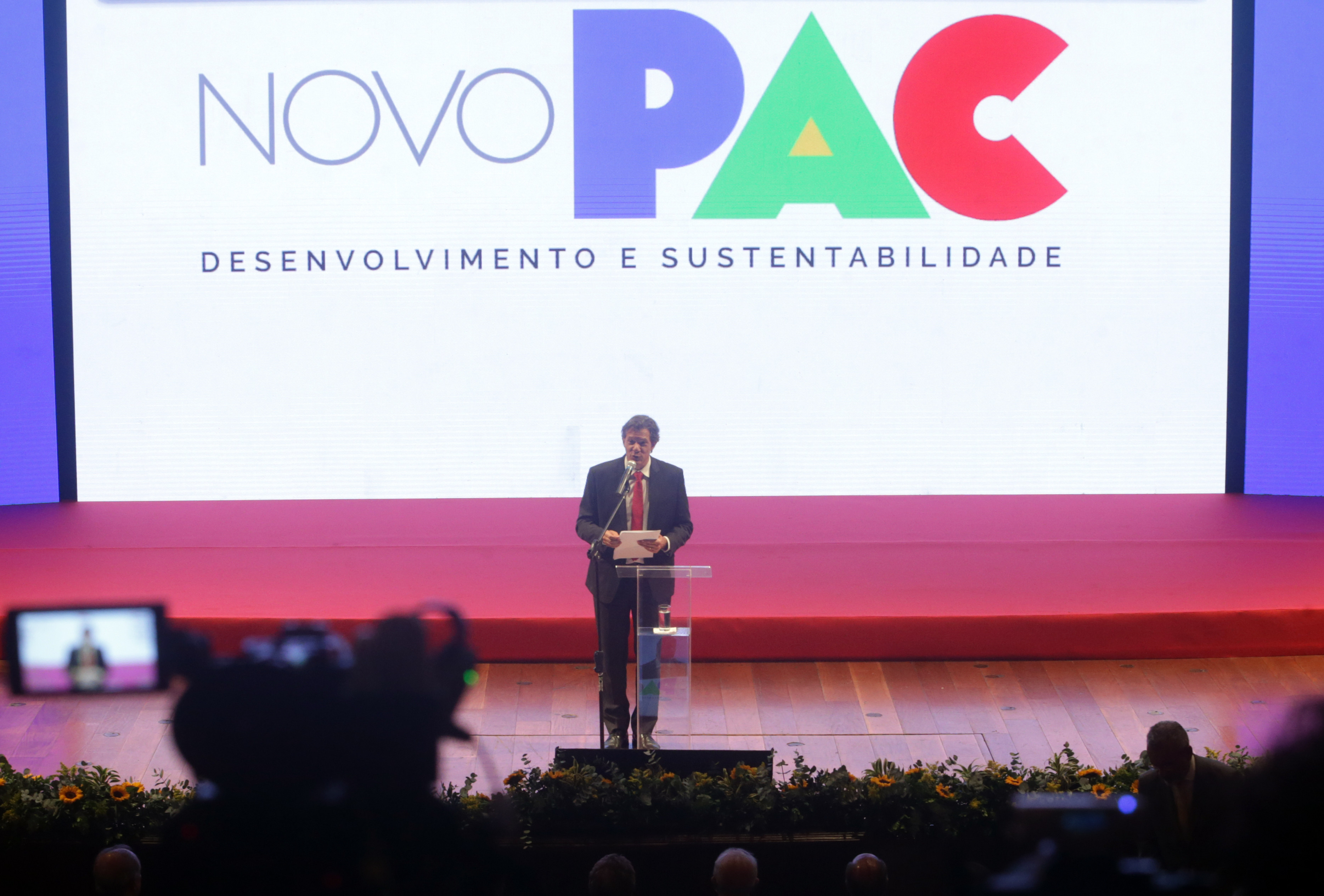 RJ - LULA/PAC 3/LANÇAMENTO/HADDAD - POLÍTICA - O ministro da Fazenda, Fernando Haddad,       discursa ao participar da cerimônia de     lançamento do novo Programa de     Aceleração do Crescimento (PAC)     realizada no Theatro Municipal do Rio     de Janeiro, no centro da cidade, nesta     sexta-feira, 11 de agosto de 2023. O     evento contra com a presença do     presidente da República, Luiz Inácio     Lula da Silva.     11/08/2023 - Foto: PEDRO KIRILOS/ESTADÃO CONTEÚDO