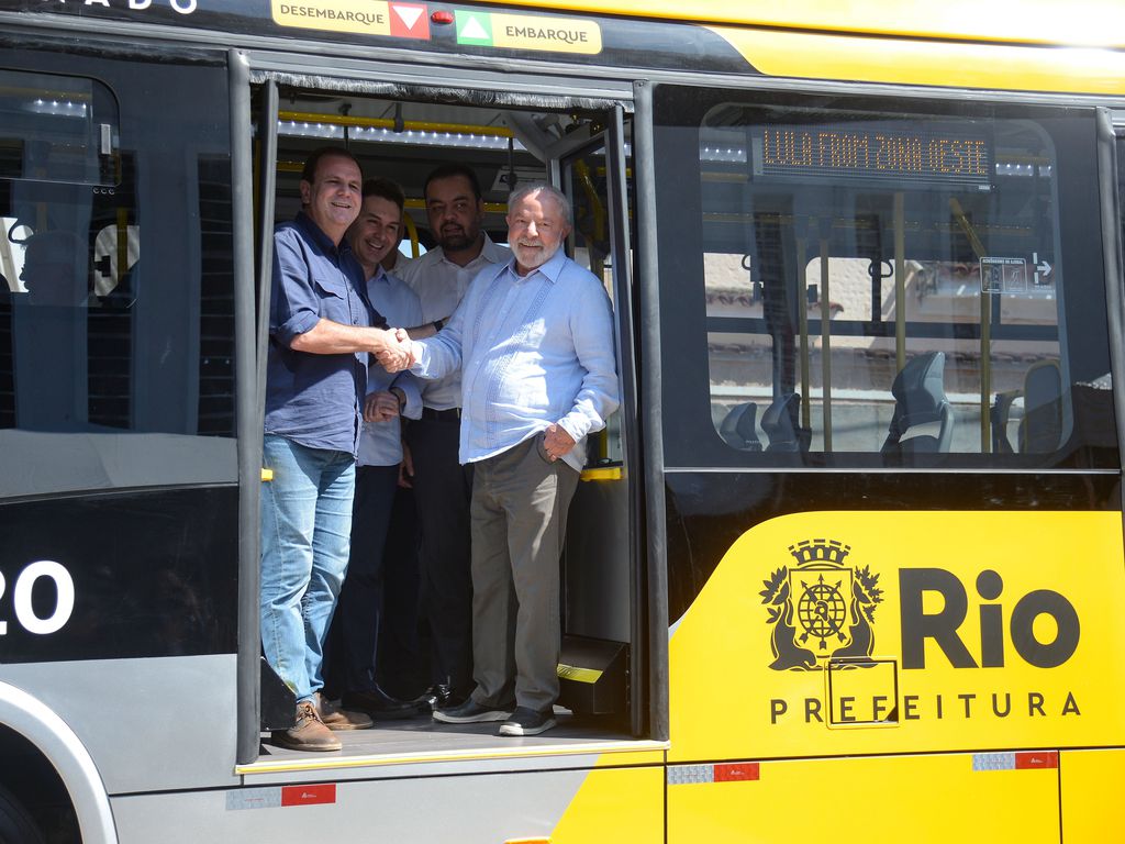 Rio de Janeiro (RJ), 10/08/2023 – O prefeito do Rio de Janeiro, Eduardo Paes e o presidente da República, Luiz Inácio Lula da Silva e autoridades em novo ônibus do BRT durante cerimônia de anúncio e formalização da parceria entre o Governo Federal e a prefeitura do Rio de Janeiro para investimentos do anel viário de Campo Grande, no Rio de Janeiro. Foto: Tomaz Silva/Agência Brasil