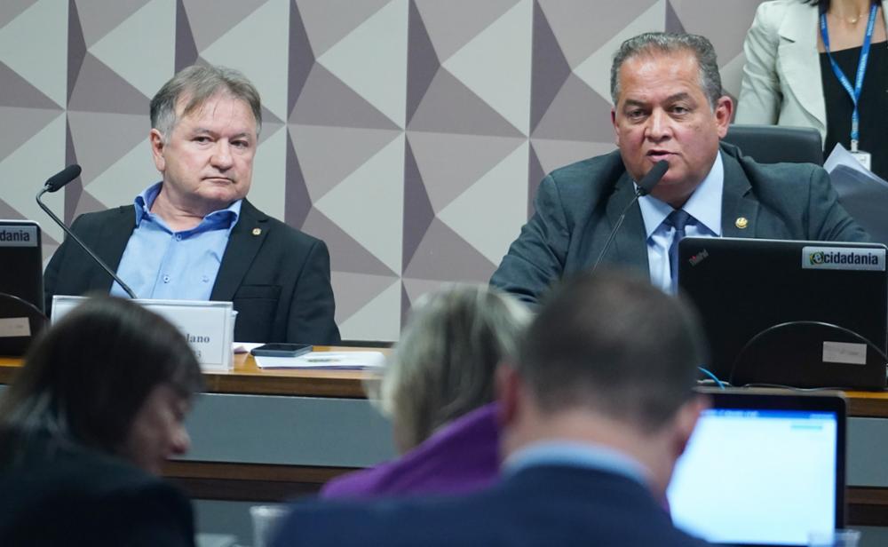 O deputado Merlong Solano (PT-PI) e o senador Eduardo Gomes (PL-GO), na comissão mista da MPV 1172/2023 do Congresso Nacional (Foto: Pablo Valadares / Câmara dos Deputados)