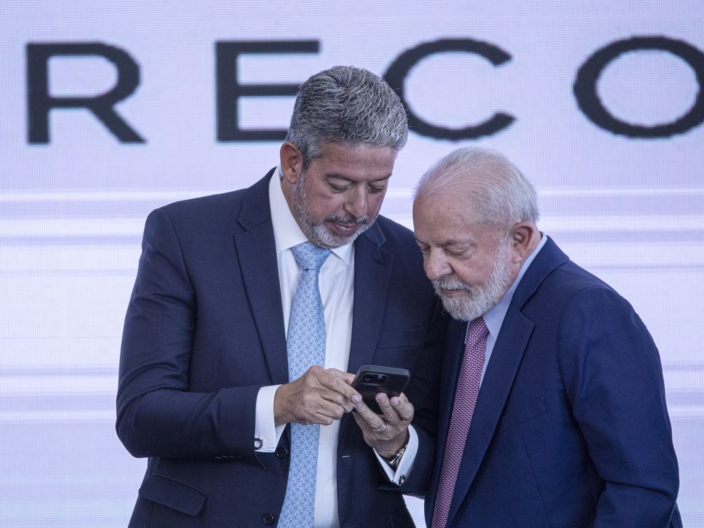 O presidente da Câmara dos Deputados, Arthur Lira (PP-AL), e o presidente da República, Luiz Inácio Lula da Silva (PT), em cerimônia no Palácio do Planalto (Foto: Joédson Alves/Agência Brasil)