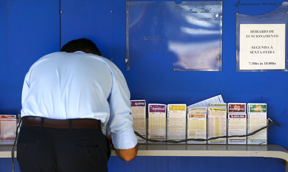 Apostadores fazem filas em casas lotéricas de Brasília. 
Foto: Marcelo Camargo/Agência Brasil