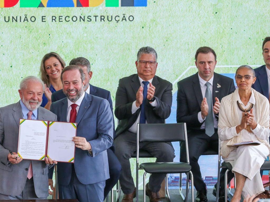 Brasília, DF 14/09/2023 O presidente Luiz Inácio Lula da Silva participa da cerimônia de assinatura do projeto de lei do Programa Combustível do Futuro, Presença do presidente da Câmara, Arthur Lira e dos ministros de Minas e Energia, Alexandre Silveira;  do Desenvolvimento, Indústria, Comércio e Serviços e vice-presidente Geraldo Alckmin; e dos Portos e Aeroportos, Silvio Costa Filho e do Meio Ambiente, Marina Silva   Foto: Fabio Rodrigues-Pozzebom/ Agência Brasil