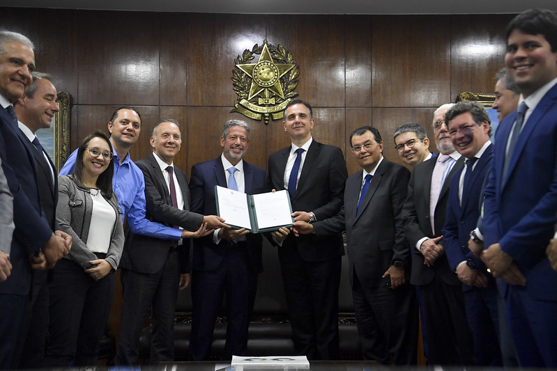 O presidente da Câmara, Arthur Lira (PP-AL), entrega ao presidente do Senado, Rodrigo Pacheco (PSD-MG), o texto da PEC 45/2019, que simplifica o sistema tributário do país (Foto: Jonas Pereira/Agência Senado)