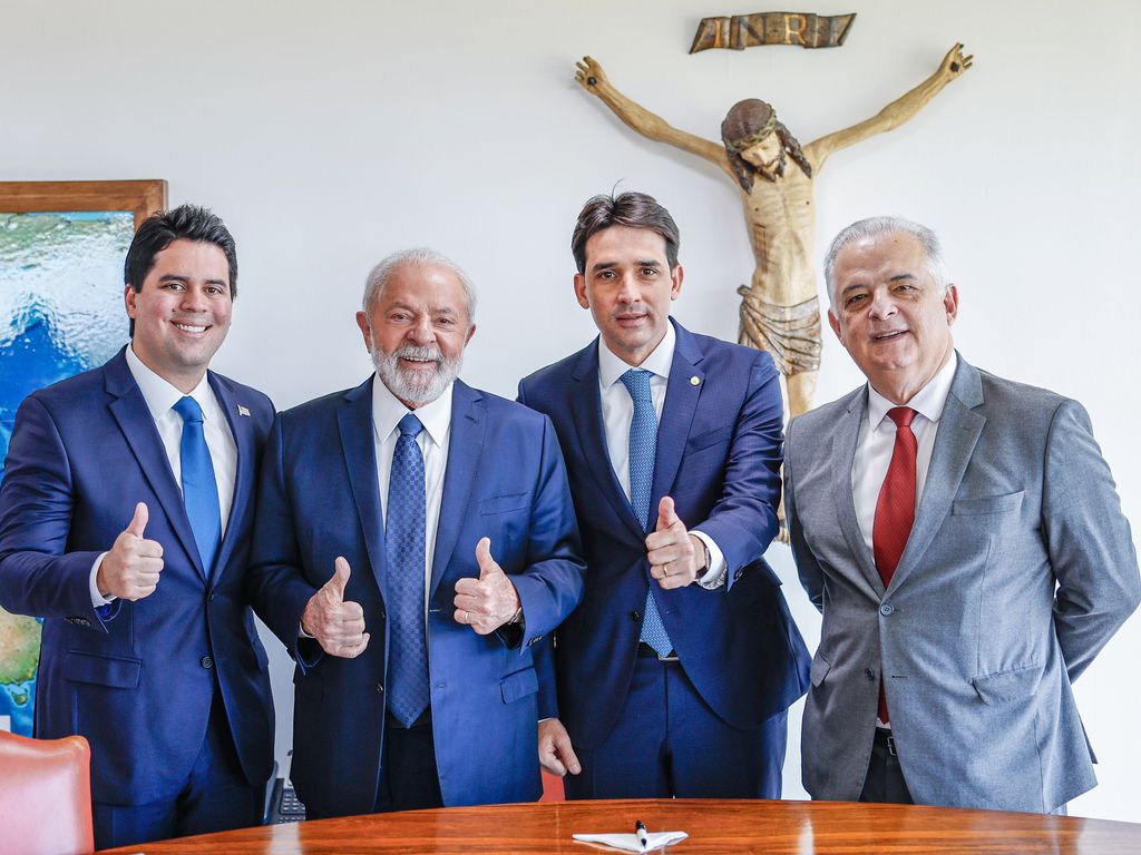 13.09.2023 - Presidente da República, Luiz Inácio Lula da Silva, com os ministros André Fufuca (PP-MA) e Silvio Costa Filho (Republicanos-PE), que assumiram Esporte e Portos e Aeroportos, e o ministro do Empreendedorismo, Márcio França (PSB). Foto: Ricardo Stuckert / PR