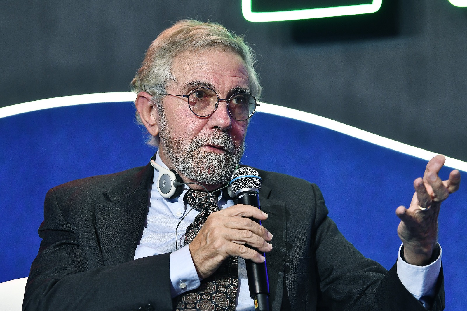 O economista Paul Krugman, Nobel de Economia em 2008, em painel da Fides Rio 2023 (Foto: Divulgação/CNseg)