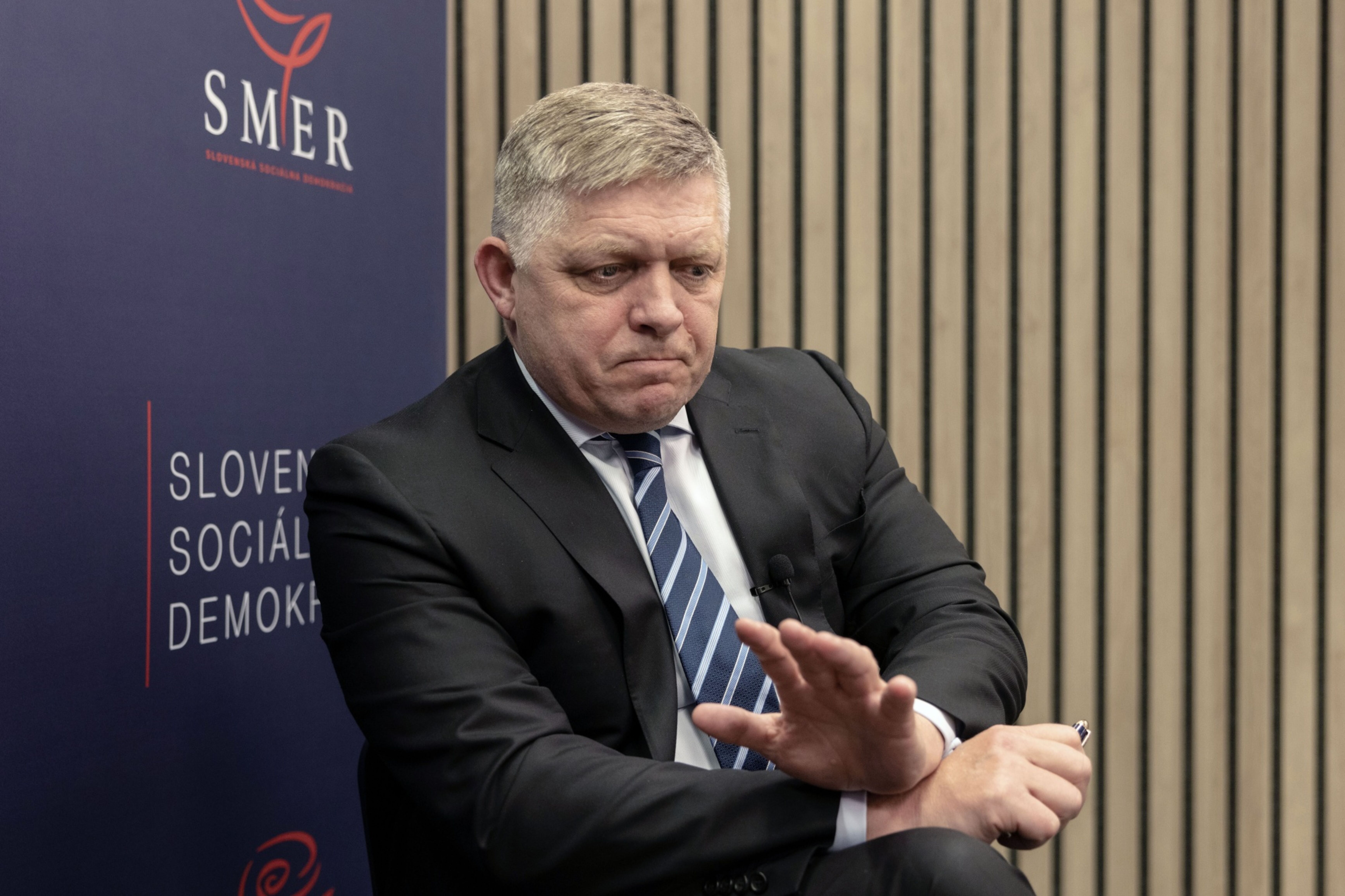 Robert Fico durante uma entrevista em Bratislava, Eslováquia, em abril de 2023