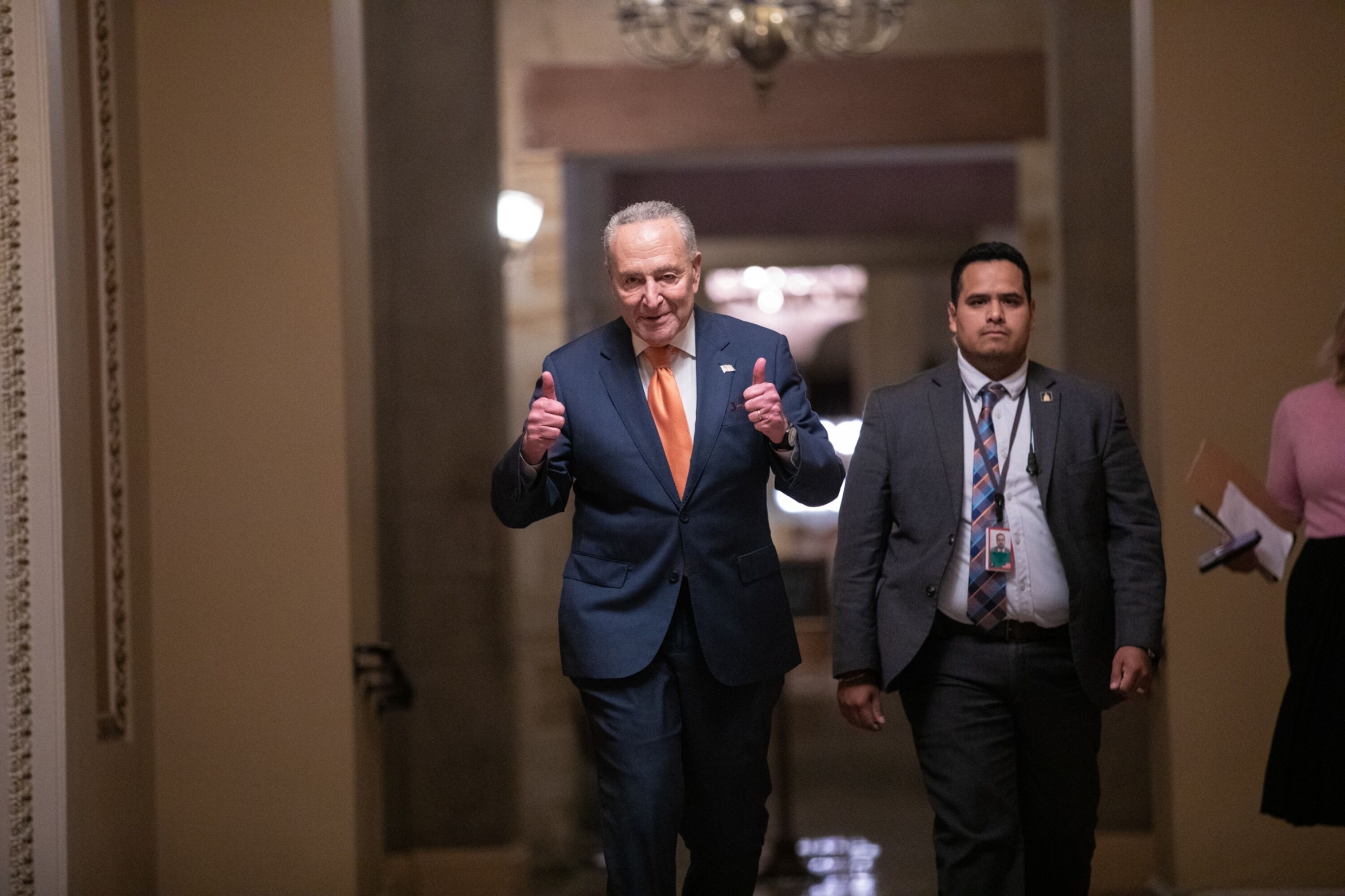 Líder da maioria no Senado dos EUA, Chuck Schumer faz sinal de positivo nos corredores do Congresso no sábado, 30 de setembro (Anna Rose Layden/Bloomberg)