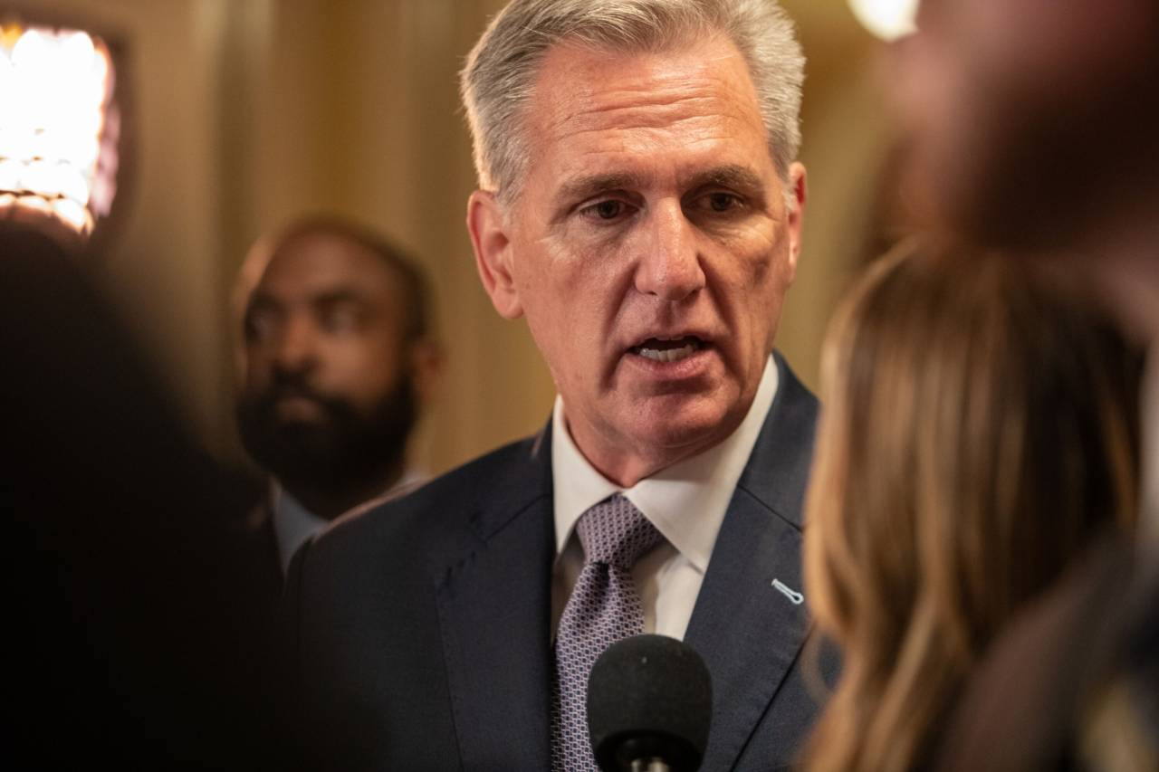 O presidente da Câmara dos EUA, Kevin McCarthy fala a membros da mídia no Capitólio dos EUA em Washington