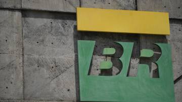 Logotipo da Petrobras no prédio da sede da empresa no centro do Rio de Janeiro (Wagner Meier/Getty Images)