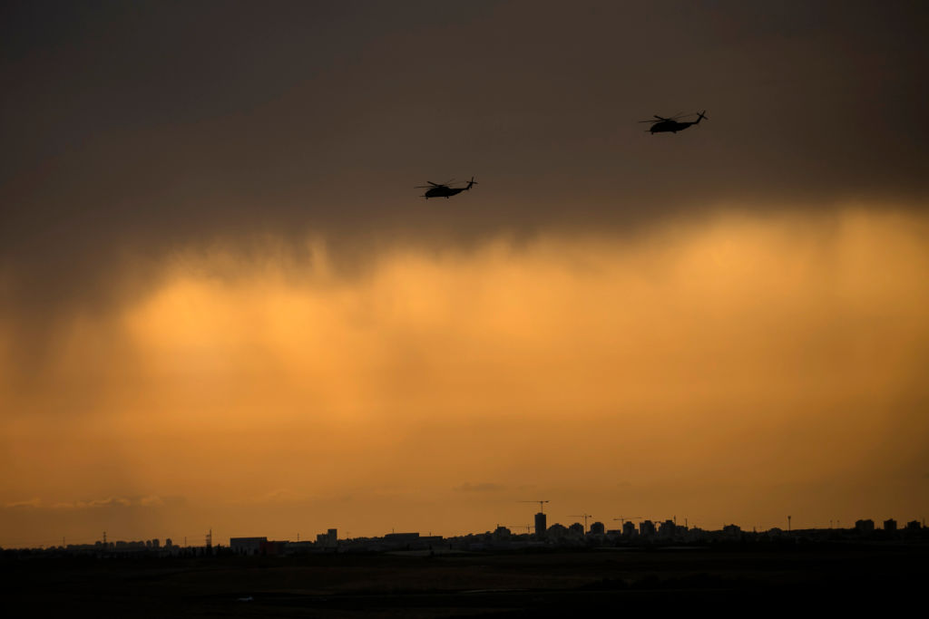 Helicópteros israelenses dirigem-se à fronteira sul de Israel com a Faixa de Gaza, em 09/10/23 (Foto: Amir Levy/Getty Imagens)