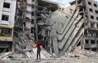 Cidadãos palestinos inspecionam danos às suas casas causados por ataques aéreos israelenses em 9 de outubro de 2023 em Gaza. Quase 500 pessoas morreram em Gaza depois que Israel lançou ataques aéreos retaliatórios após o ataque de sábado (7) pelo Hamas (Ahmad Hasaballah/Getty Images)