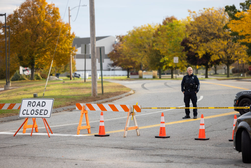 Policial do Maine participa de bloqueio em Lewiston, durante caçada ao atirador   (Photo by Scott Eisen/Getty Images)