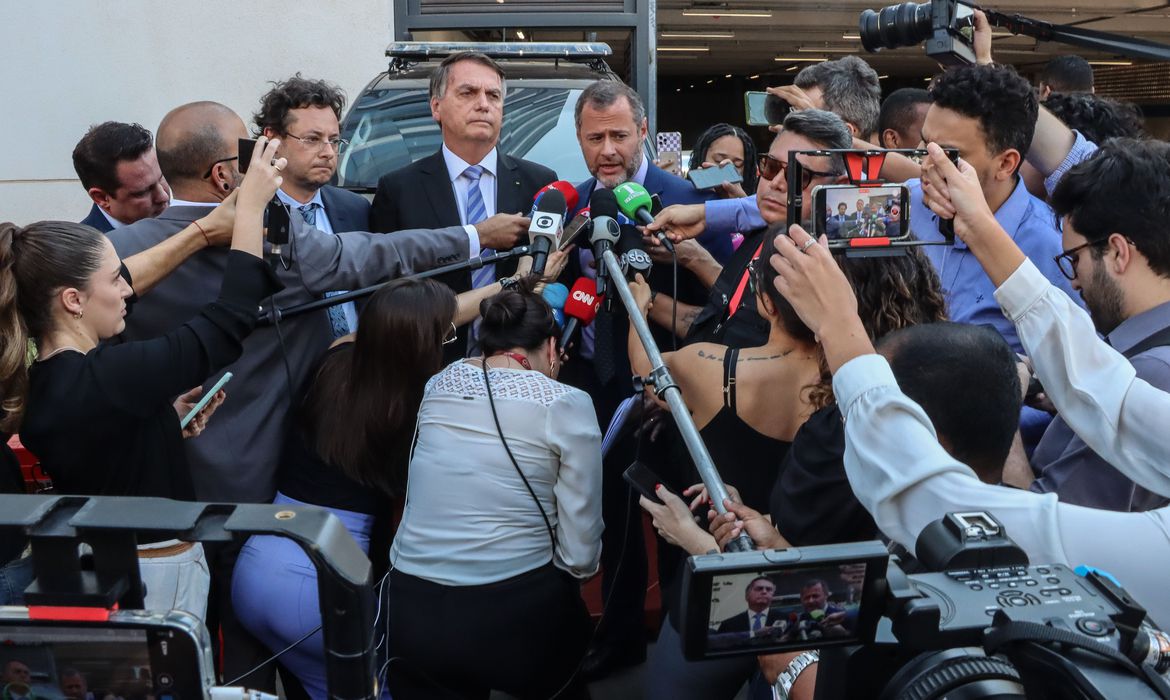 O ex-presidente Jair Bolsonaro (PL) fala com jornalistas em frente à sede da Polícia Federal (PF) em Brasília em 18/10/2023 (Foto: Valter Campanato/Agência Brasil)