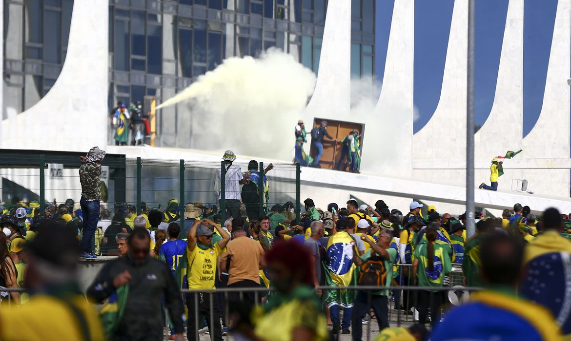 Apoiadores do ex-presidente Jair Bolsonaro (PL) invadem Congresso Nacional, Supremo Tribunal Federal (STF) e Palácio do Planalto, em 8 de janeiro de 2022, em Brasília (Foto: Agência Brasil)