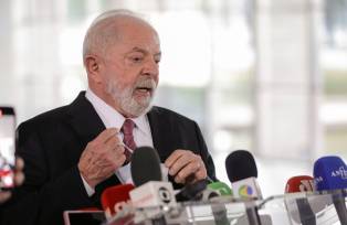 O presidente Luiz Inácio Lula da Silva conversa com jornalistas no Palácio do Itamaraty (Joédson Alves/Agência Brasil)