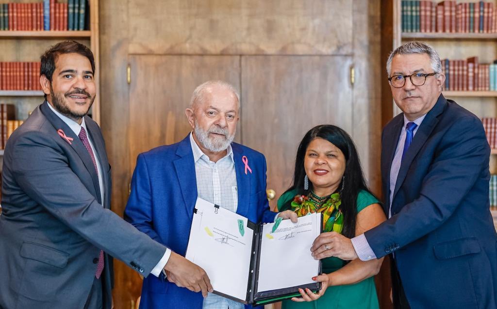 O presidente Luiz Inácio Lula da Silva (PT), ao lado dos ministros Jorge Messias (Advocacia-Geral da União), Sônia Guajajara (Povos Indígenas) e Alexandre Padilha (Relações Institucionais), após vetar o marco temporal (Foto: Ricardo Stuckert/Presidência da República)