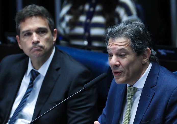 Ministro da Fazenda, Fernando Haddad, e o presidente do Banco Central, Roberto Campos Neto, durante sessão de debates temáticos para discutir juros, inflação e crescimento (Lula Marques/ Agência Brasil)