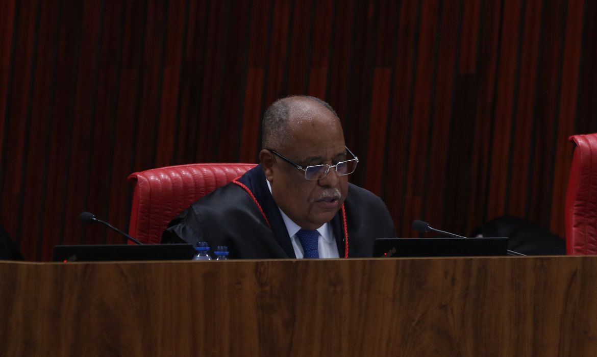 Benedito Gonçalves, ministro do Tribunal Superior Eleitoral (TSE), durante julgamento da ação (Aije nº 0600814-85) que pede a inelegibilidade do ex-presidente Jair Bolsonaro (PL) e seu candidato a vice, Walter Braga Netto (Foto: Agência Brasil)