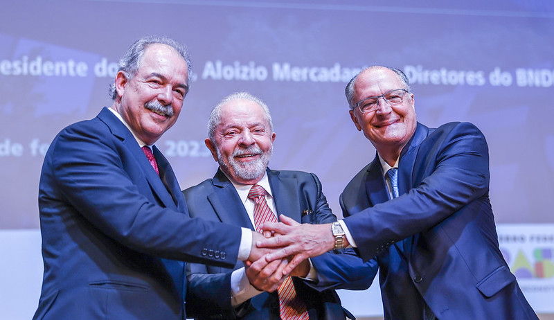 O presidente Luiz Inácio Lula da Silva (PT) e o vice-presidente Geraldo Alckmin (PSB) em cerimônia de posse do presidente do Banco Nacional de Desenvolvimento Econômico e Social (BNDES), Aloizio Mercadante (PT), no Rio de Janeiro (Foto: Ricardo Stuckert/PR)