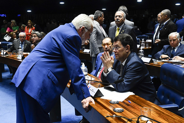 Líder do governo no Senado Federal, senador Jaques Wagner (PT-BA), conversa com o relator da PEC 45/2023, senador Eduardo Braga (MDB-AM). Foto: Roque de Sá/Agência Senado